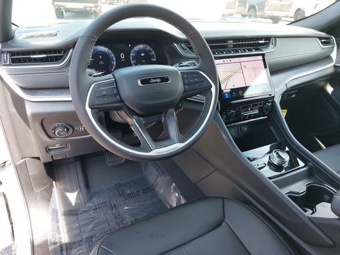 New 2025 Jeep Grand Cherokee Limited w/ Black Appearance Package AWD/4WD image 17