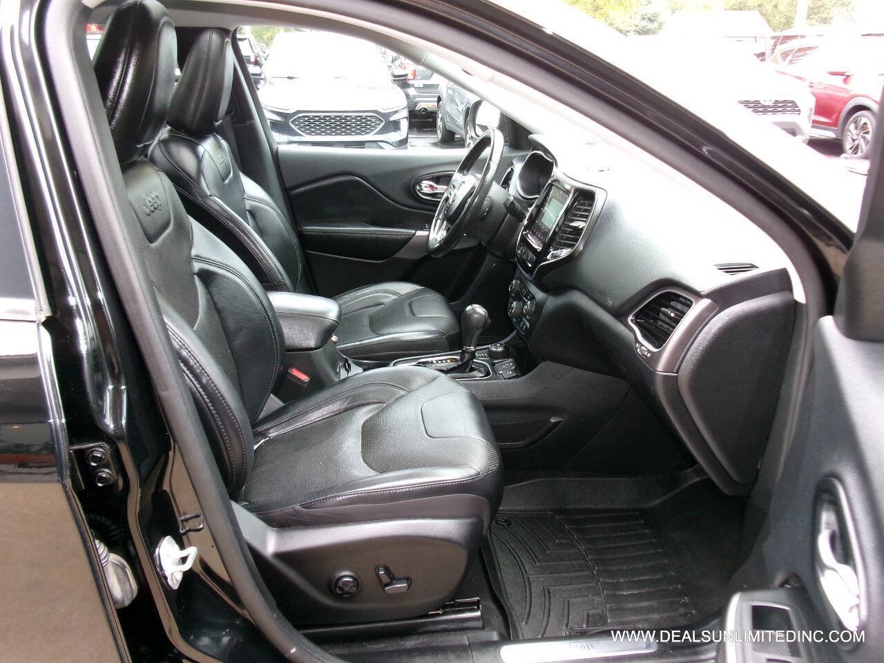 Used 2019 Jeep Cherokee Limited w/ Technology Group AWD/4WD image 26