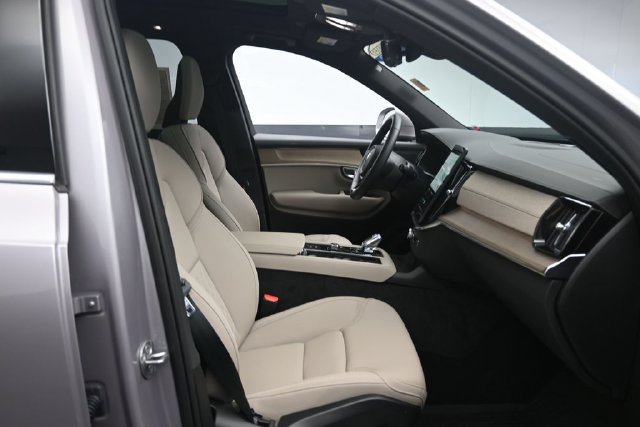 Used 2026 Volvo XC90 B6 Plus w/ Protection Package Premier AWD/4WD image 27