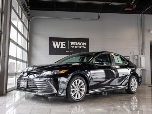 Used 2021 Toyota Camry LE image 2