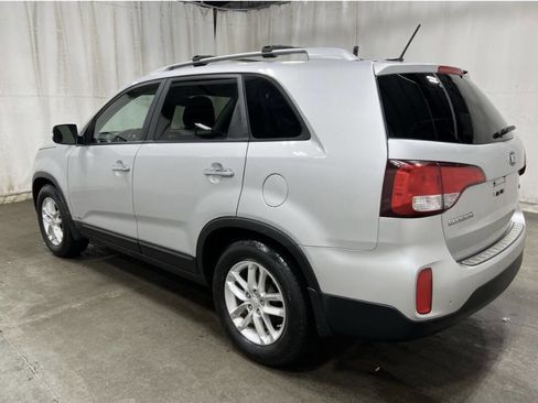 Used 2015 Kia Sorento LX image 2