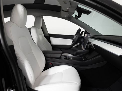 Used 2022 Tesla Model Y Long Range image 28