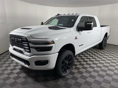 New 2026 RAM 2500 Laramie AWD/4WD image 11