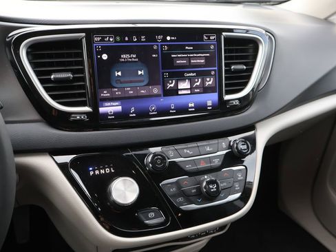 Used 2024 Chrysler Pacifica Touring-L FWD image 29