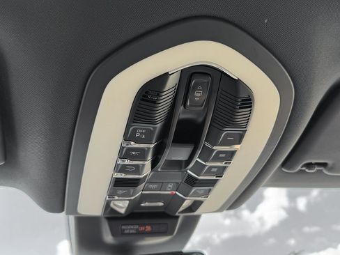 Used 2023 Porsche Macan AWD/4WD image 28