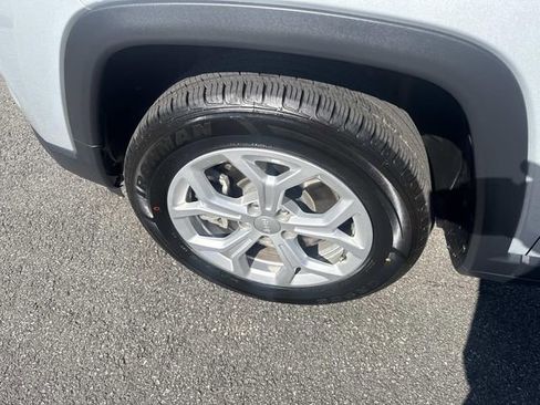 Used 2024 Jeep Compass Latitude image 13