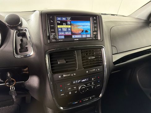 Used 2016 Dodge Grand Caravan SXT FWD image 13