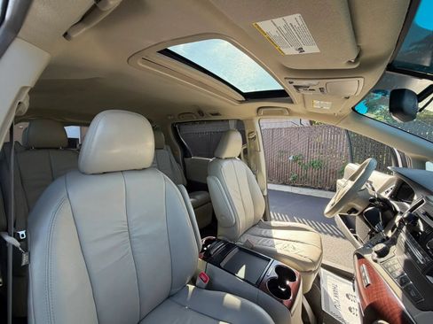 Used 2011 Toyota Sienna XLE AWD/4WD image 32