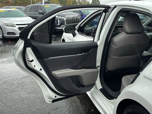 Used 2022 Toyota Camry SE image 28