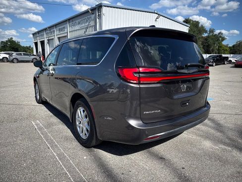 Used 2023 Chrysler Pacifica Touring-L FWD image 11