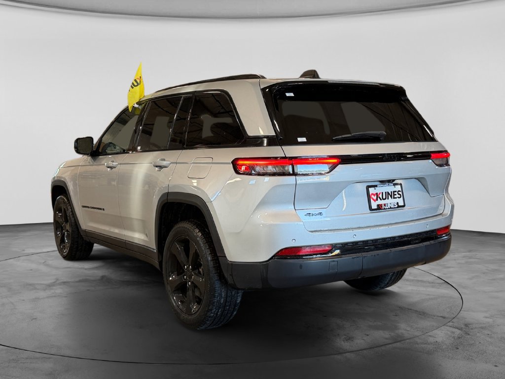 Used 2023 Jeep Grand Cherokee Altitude AWD/4WD image 5
