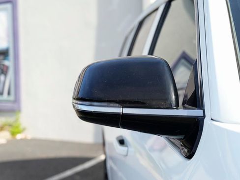 Used 2023 Jeep Wagoneer L Series II image 9