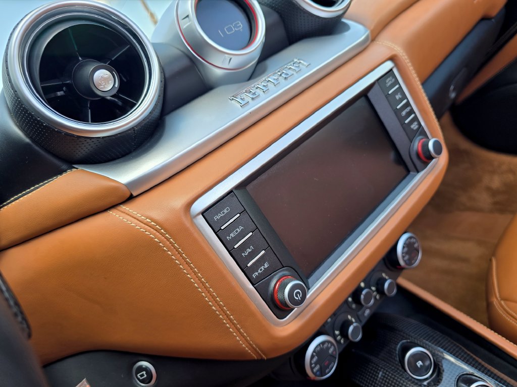 Used 2015 Ferrari California T RWD image 33