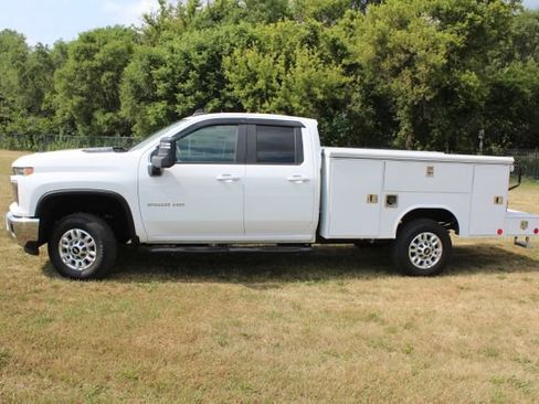 Used 2024 Chevrolet Silverado 2500 LT AWD/4WD image 3