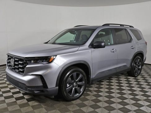 Used 2025 Honda Pilot Sport image 8