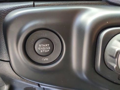 Used 2018 Jeep Wrangler Unlimited Sahara AWD/4WD image 16