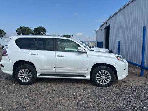 Used 2016 Lexus GX 460 w/ Premium Package AWD/4WD image 3