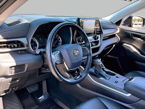 Used 2021 Toyota Highlander XLE FWD image 17