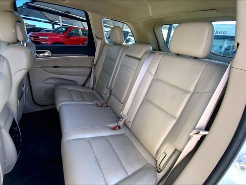 Used 2017 Jeep Grand Cherokee Limited image 19