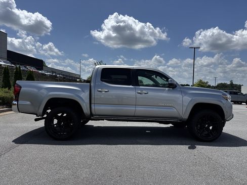Used 2021 Toyota Tacoma SR5 w/ SR5 Appearance Package (SM) RWD image 11