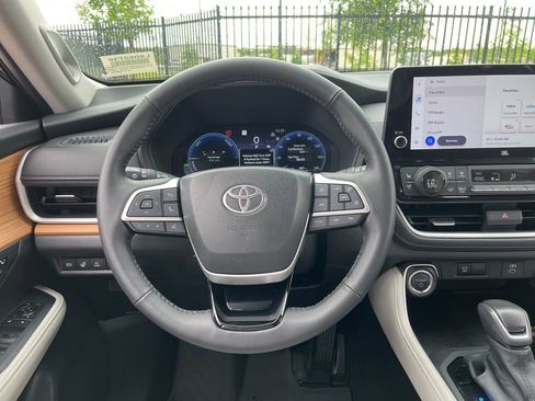 Used 2025 Toyota Grand Highlander AWD Hybrid image 19