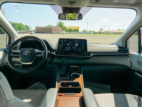 Used 2021 Toyota Sienna LE AWD/4WD image 14