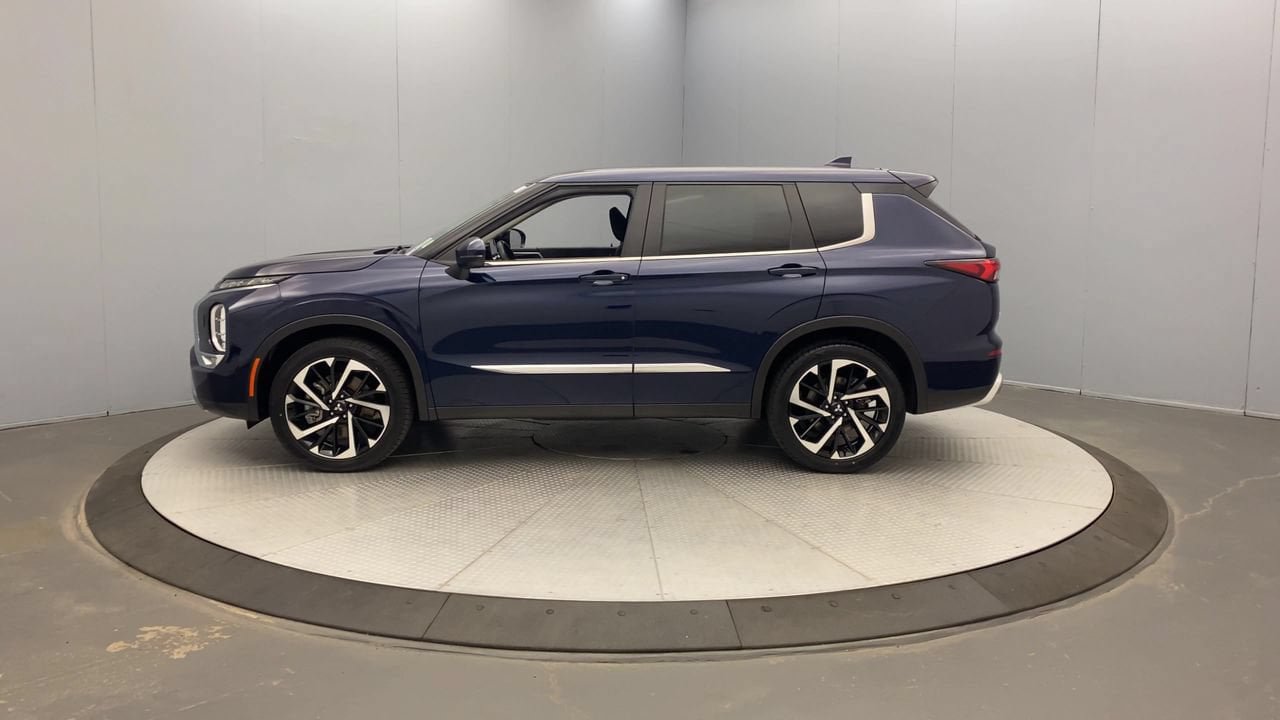 Used 2023 Mitsubishi Outlander SE AWD/4WD image 2