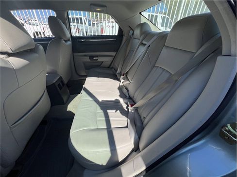 Used 2006 Chrysler 300 C w/ Protection Group II image 10