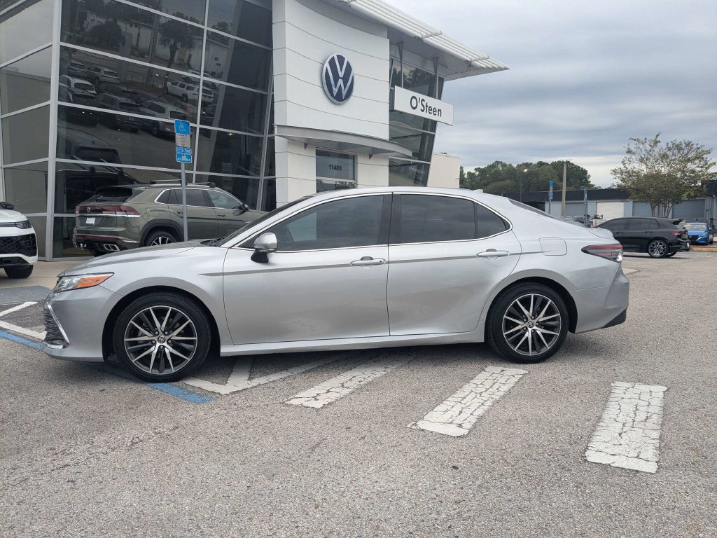 Used 2022 Toyota Camry XLE FWD image 3
