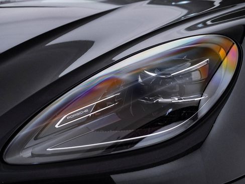 Certified 2025 Porsche Macan image 7