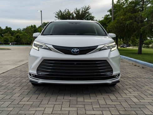 Used 2024 Toyota Sienna Platinum FWD image 3