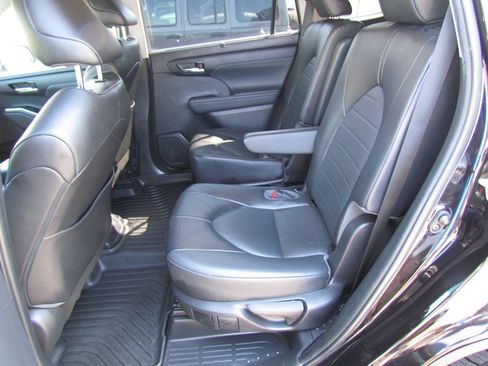 Used 2022 Toyota Highlander XLE AWD/4WD image 12