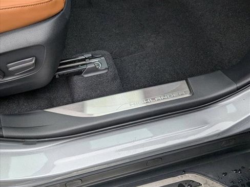 New 2025 Toyota Highlander Platinum image 6