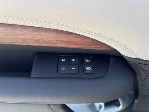 Used 2025 Land Rover Discovery S image 36