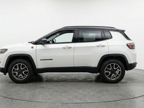 Used 2025 Jeep Compass Trailhawk AWD/4WD image 5