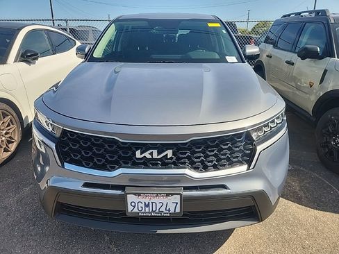 Used 2023 Kia Sorento LX FWD image 2