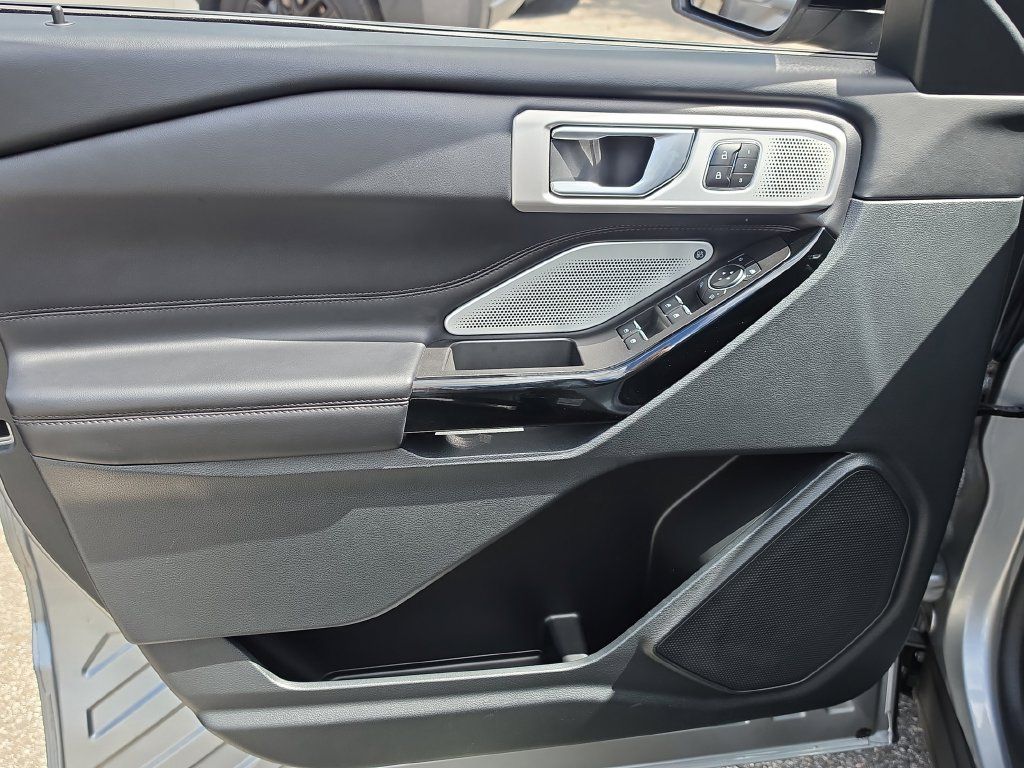 Certified 2023 Ford Explorer Platinum w/ Technology Package AWD/4WD image 18