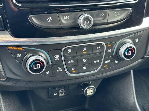 Used 2023 Chevrolet Traverse Premier FWD image 18