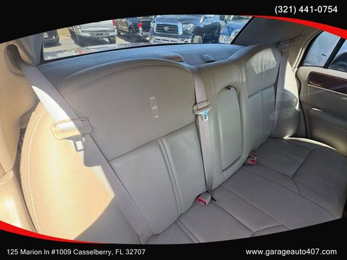 Used 2010 Lincoln Town Car Signature Limited image 28