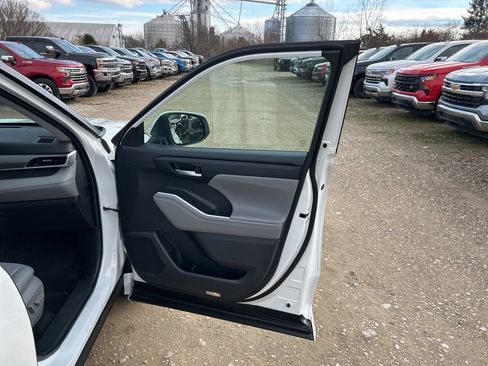 Used 2022 Toyota Highlander XLE image 25