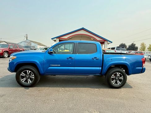Used 2016 Toyota Tacoma TRD Sport w/ Premium & Technology Package AWD/4WD image 2