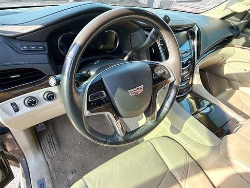 Used 2018 Cadillac Escalade Luxury image 12