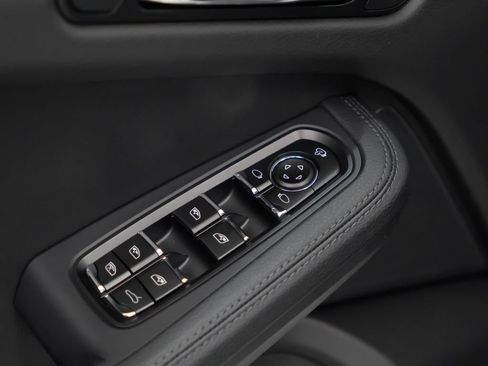 Certified 2026 Porsche Macan AWD/4WD image 23