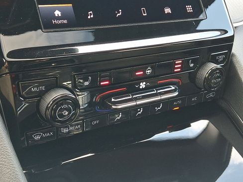 Certified 2025 Jeep Grand Cherokee Altitude image 16