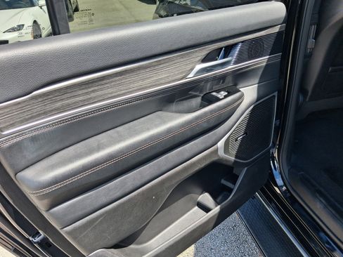 Used 2024 Jeep Wagoneer L Series II w/ Flexible Seating Group AWD/4WD image 10