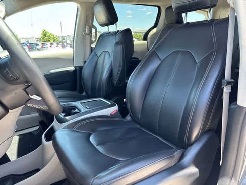 Used 2023 Chrysler Pacifica Touring-L FWD image 23