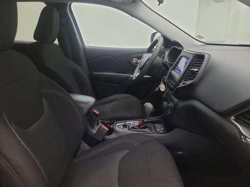 Used 2019 Jeep Cherokee Latitude w/ Popular Appearance Group FWD image 21