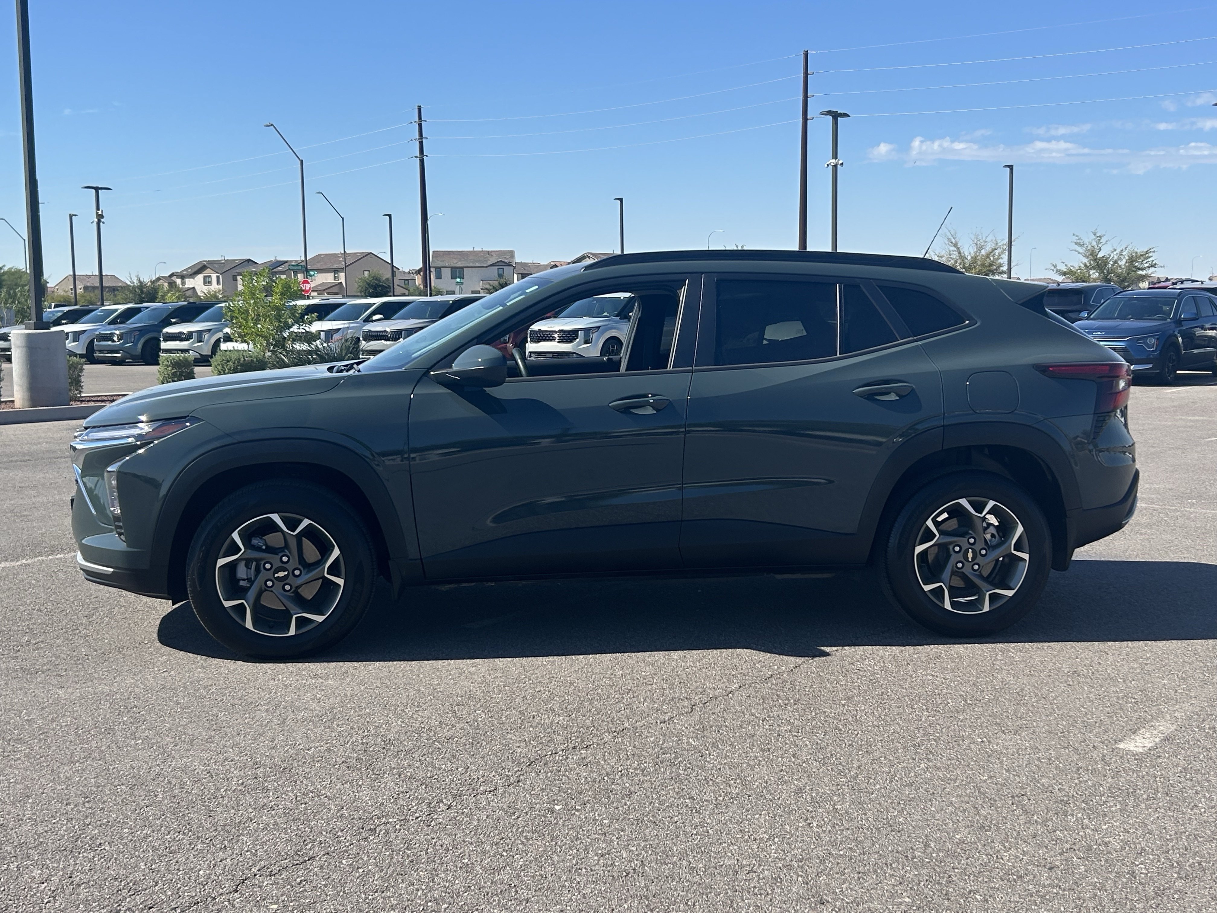 Used 2025 Chevrolet Trax LT w/ Driver Confidence Package FWD image 2