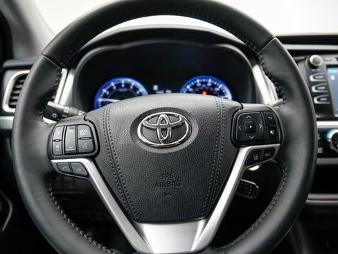 Used 2019 Toyota Highlander XLE AWD/4WD image 25
