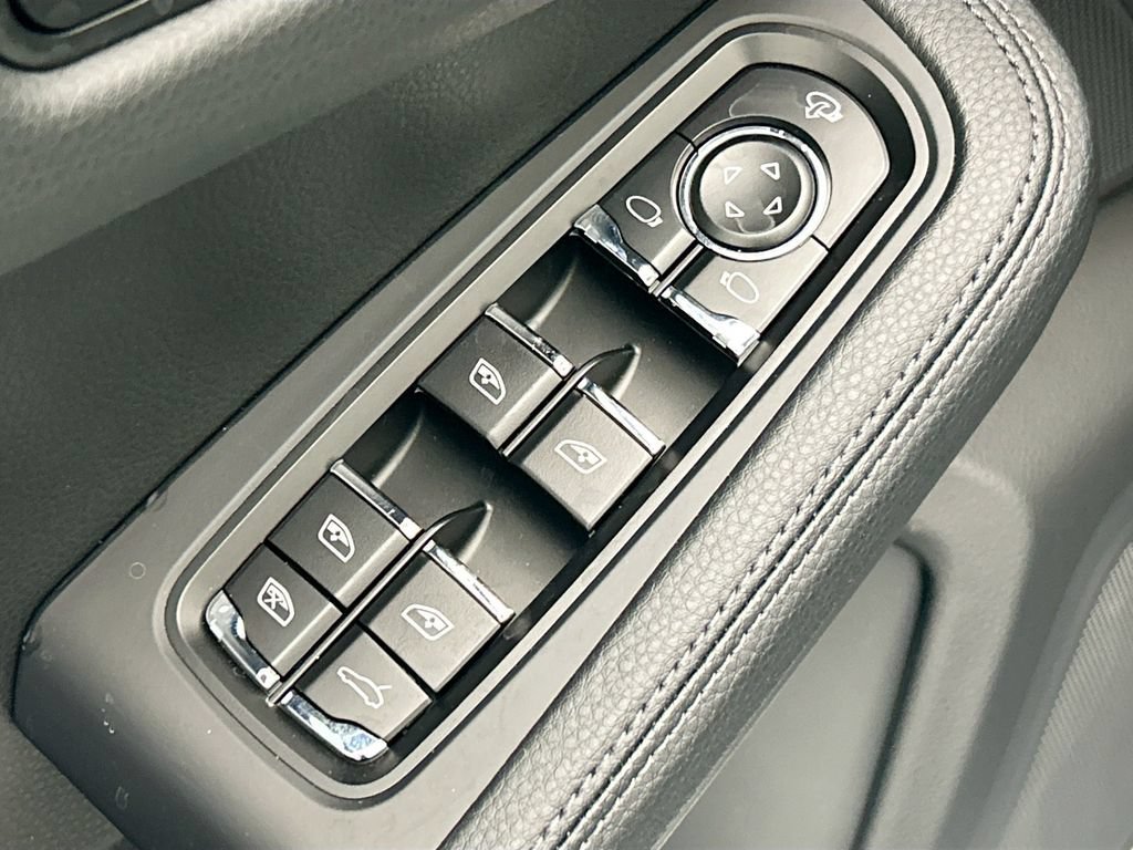 Used 2026 Porsche Macan AWD/4WD image 23